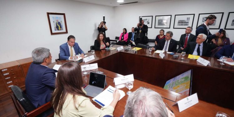 Elmano discute flexibilidade no diálogo do Governo Federal com cada estado em reunião