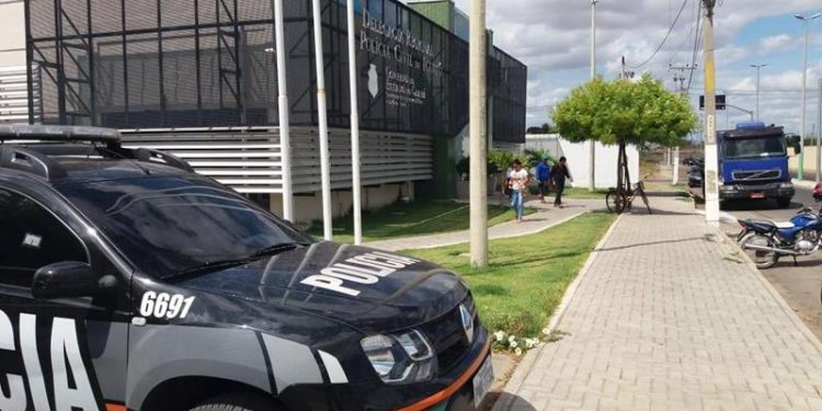 Casal é preso em flagrante após esconder droga em fralda de bebê em Iguatu