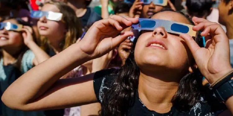 Eclipse solar anular: confira dicas para observar o fenômeno sem prejudicar a visão