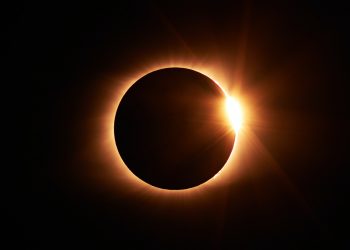 A lua passa entre o sol e a terra durante eclipse solar anular (Foto: Jongsun Lee/Unsplash)