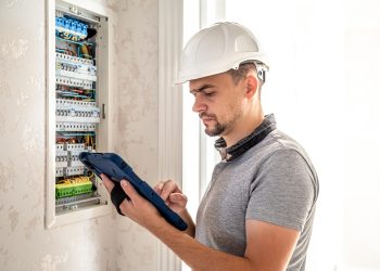 O curso de Eletricista é um dos que compõe a grade curricular (Foto: pvproductions/Freepik)