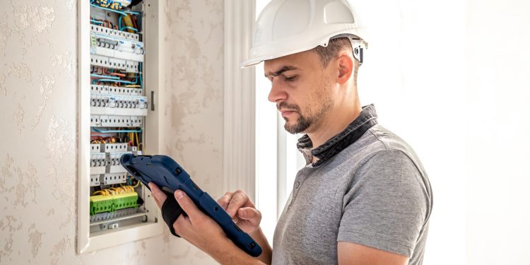 O curso de Eletricista é um dos que compõe a grade curricular (Foto: pvproductions/Freepik)