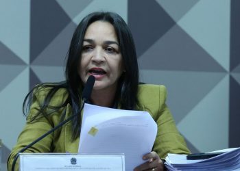 A relatora e senadora Eliziane Gama (PSD-MA) durante leitura do relatório final da CPMI dos Atos Golpistas (Foto: Lula Marques/Agência Brasil)