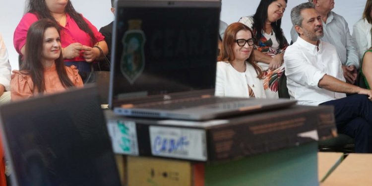 Governador Elmano de Freitas entrega mais de R$ 11 milhões em equipamentos de informática para o fortalecimento de conselhos e unidades de saúde