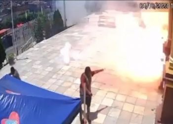 Teto de igreja no Crato foi danificado e fiéis se machucaram com a explosão de fogos de artifício (Foto: Reprodução)