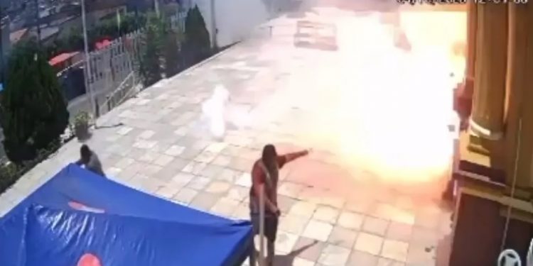 Teto de igreja no Crato foi danificado e fiéis se machucaram com a explosão de fogos de artifício (Foto: Reprodução)
