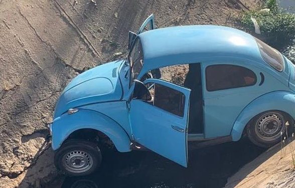 Motorista perde controle da direção e Fusca cai dentro do canal do Rio Granjeiro em Crato