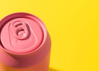 É perigoso comer alimentos com a lata amassada? Veja mitos e verdades