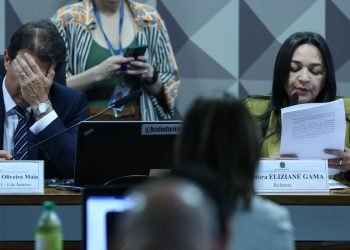 A relatora e senadora Eliziane Gama durante leitura do relatório final da CPMI dos Atos Golpistas (Foto Lula Marques/Agência Brasil)