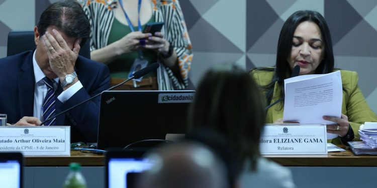 CPI dos Atos Golpistas aprova relatório final, e pede indiciamento de Bolsonaro e mais 60