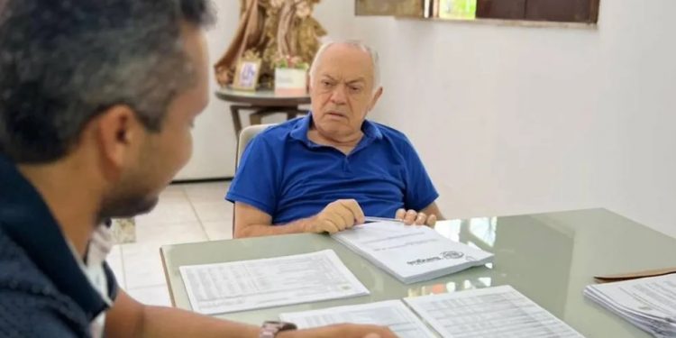 Prefeito de cidade cearense está internado há um mês, mas sem pedir afastamento