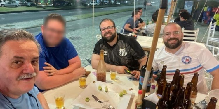 Médicos tiraram selfie poucos antes do ataque a tiros no quiosque (Foto: Reprodução)