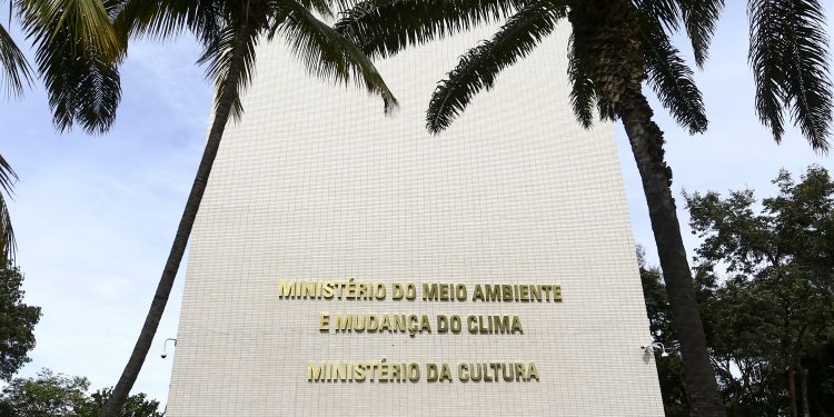 MMA abre concurso público com 98 vagas para analista ambiental