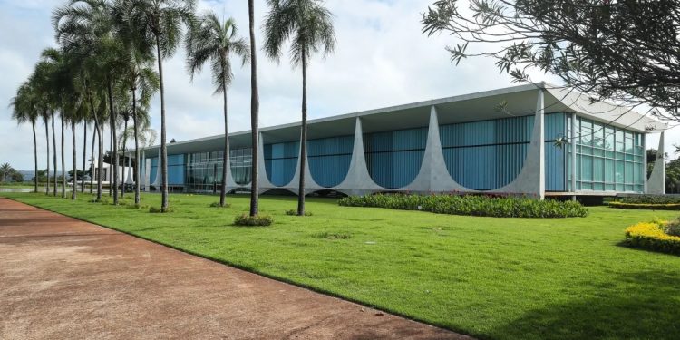 TSE aprova regras para restringir live eleitoral em residência oficial