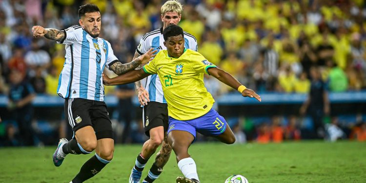 Em jogo marcado por confusão, Brasil perde de 1 a 0 para Argentina no Maracanã