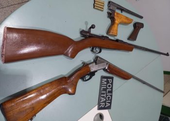 Armas apreendidas pela Polícia Militar na residência do acusado (Foto: Divulgação/PMCE)