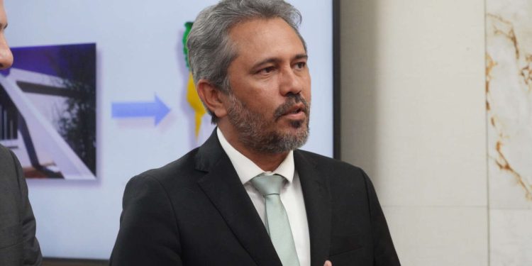 Elmano de Freitas e ministros assinam acordo para implantar ITA no Ceará