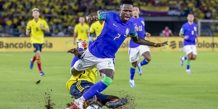 Brasil joga mal, toma virada e perde para Colômbia em Barranquilla