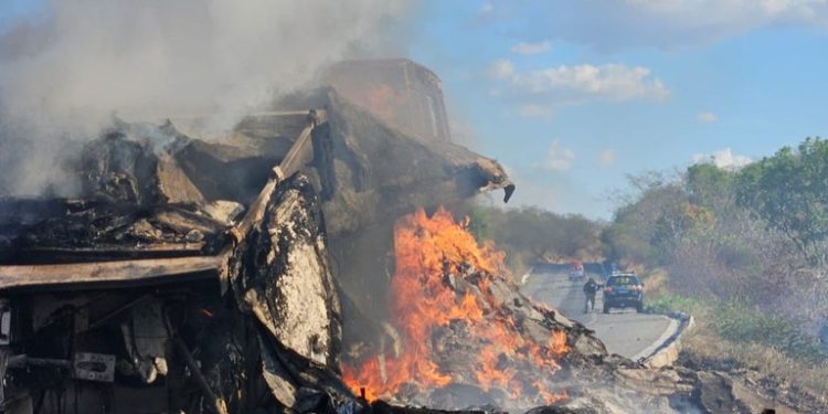 Barro: Caminhão pega fogo na rodovia BR-116 e consome totalmente o veículo