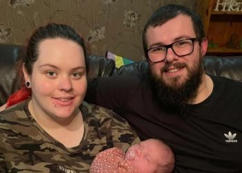 Sem saber que estava grávida, mulher vai ao hospital com dores nas costas e dá à luz um bebê de 4,5kg