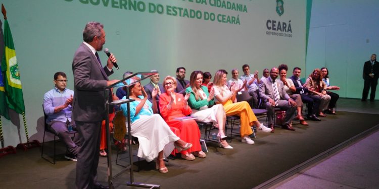 Elmano de Freitas anuncia 1.080 vagas para concurso do sistema socioeducativo