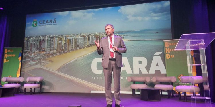 Elmano de Freitas apresenta hubs aéreo e portuário do Ceará em evento econômico na Holanda