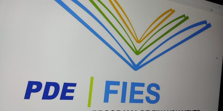 Dívida do Fies: renegociação começa nesta terça-feira na Caixa e no Banco do Brasil