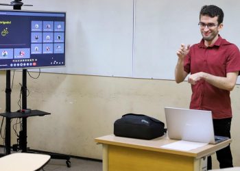 George Macêdo durante sua defesa de TCC, no campus Juazeiro do Norte (Foto: Vitorino Silva/UFCA)