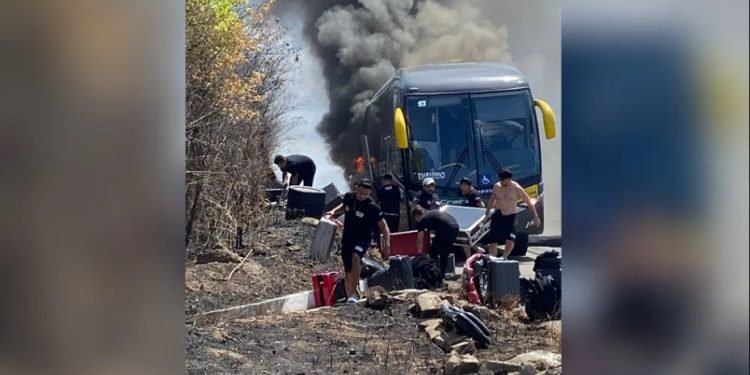 Ônibus com banda do cantor Matheus Fernandes pega fogo no Ceará