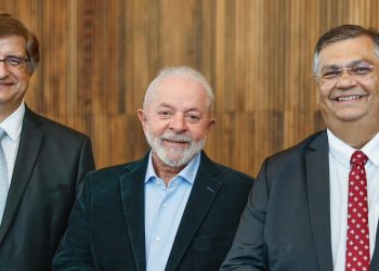 Paulo Gustavo Gonet e Flávio Dino com o presidente Lula após indicação para a PGR e o STF, respectivamente (Foto: Ricardo Stuckert/PR)