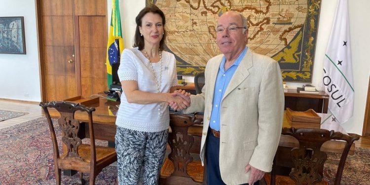 Em reunião com chanceler brasileiro, futura ministra argentina entrega convite para posse de Milei