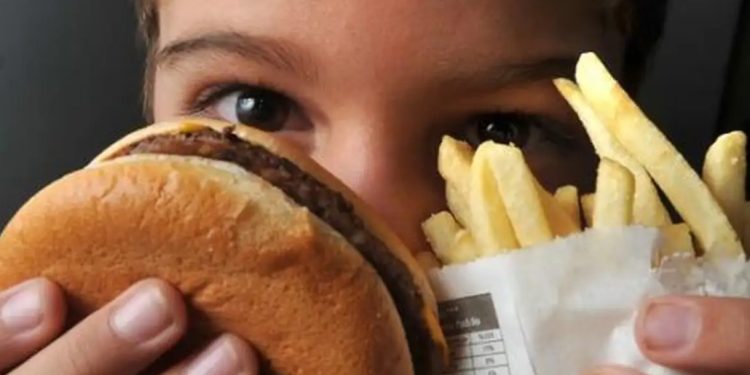 Obesidade cresceu em crianças e adolescentes brasileiras na pandemia, aponta levantamento