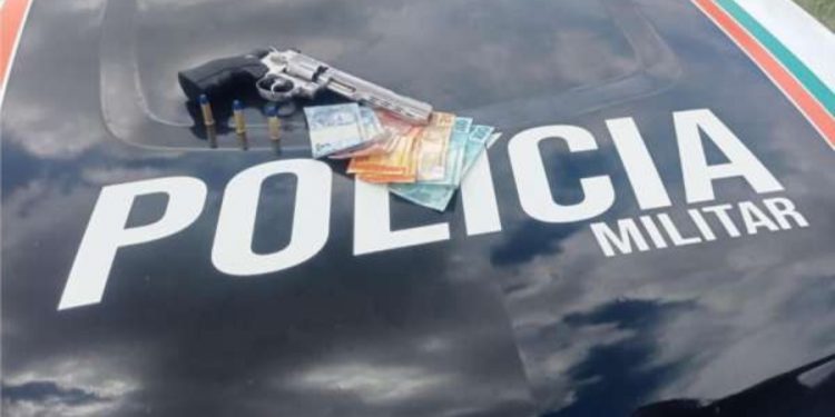 Polícia Militar prende em flagrante dois suspeitos com arma de fogo em Nova Olinda