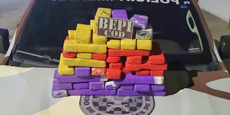 Polícia Militar prende mulher em flagrante e apreende 28,3 kg de maconha durante abordagem a ônibus em Penaforte