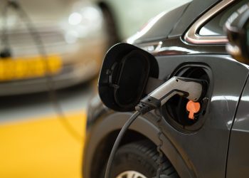 Carro elétrico terá imposto de importação retomado (Foto: 
Michael Fousert/Unsplash)