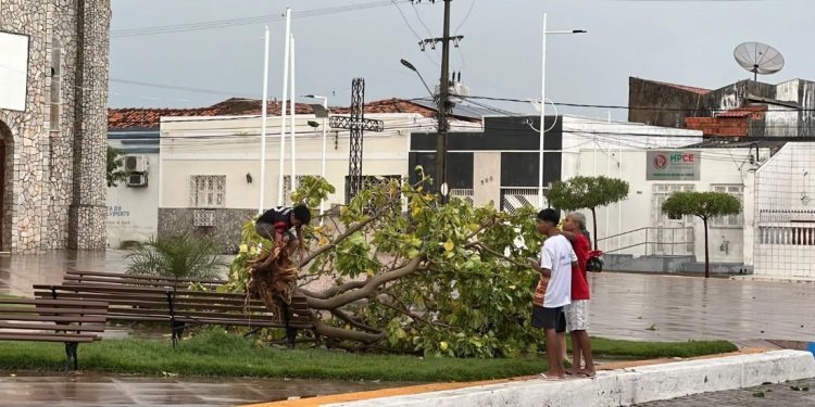 Chuva de granizo destrói antena de rádio e atinge casas e escola no Ceará