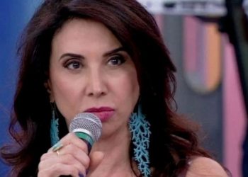 Claudia Alencar em entrevista à TV Globo; atriz passou recentemente por cirurgia na coluna (Foto: Reprodução/TV Globo)