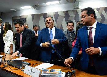 Flávio Dino comemora aprovação na CCJ, entre Davi Alcolumbre e Weverton (Foto: Roque de Sá/Agência Senado)