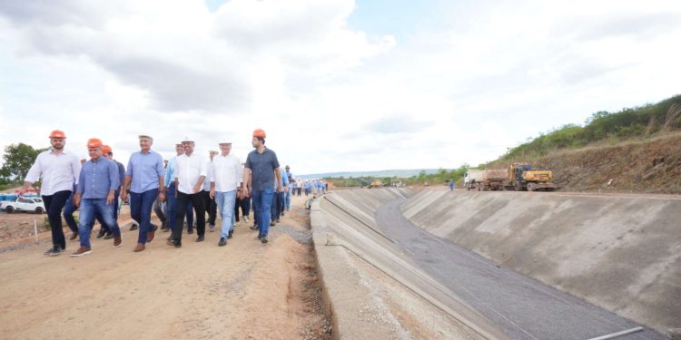Governo do Ceará e União assinam ordem de serviço para retomada de obras do Cinturão das Águas