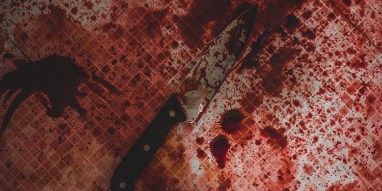 Por vingança, mulher corta pênis do marido, joga órgão na privada e confessa crime à polícia