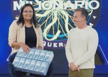 Jullie Dutra e Luciano Huck no palco do 'Domingão' (Foto: Reprodução/TV Globo)