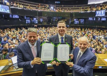 Presidente da Câmara, Arthur Lira, do Congresso, Rodrigo Pacheco, e da República, Luiz Inácio Lula da Silva participaram da sessão solene (Foto: Ricardo Stuckert/PR)