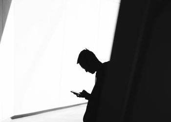 Texto cria o furto qualificado, com pena dobrada, para quem praticar esse crime no contexto de uma quadrilha especializada em vender telefones (Foto: Warren/Unsplash)