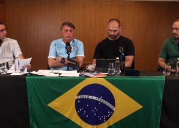 O ex-presidente Jair Bolsonaro ao lado dos filhos Flávio, Eduardo e Carlos durante "superlive" no domingo (28) (Foto: Reprodução/Youtube)