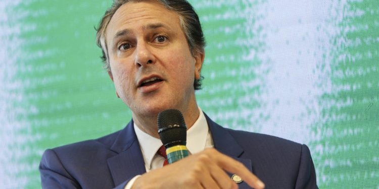 Alunos do 3º ano vão receber incentivo financeiro para fazer Enem, diz MEC