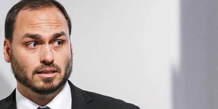 PF apreende 14 computadores e 4 celulares em endereços ligados a Carlos Bolsonaro