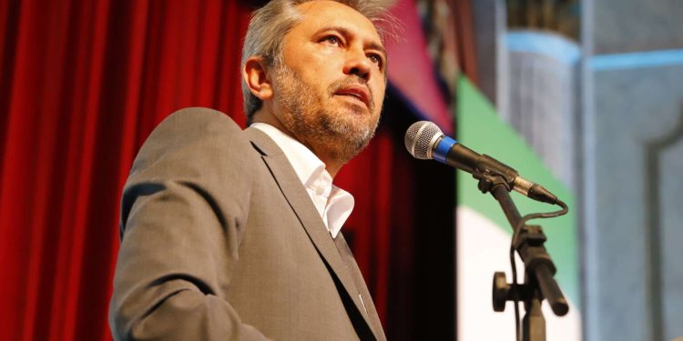 Elmano de Freitas empossa 635 professores aprovados no último concurso