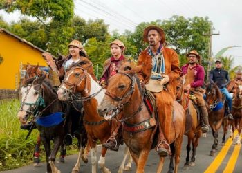 Festa da Santa Cruz da Baixa Rasa comemora 110 anos e reúne centenas de vaqueiros e fiéis