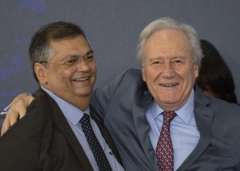 O atual ministro da Justiça, Flávio Dino, e o futuro ministro, Ricardo Lewandowski, durante a apresentação de um balanço da segurança pública em 2023 (Foto: Marcelo Camargo/Agência Brasil)