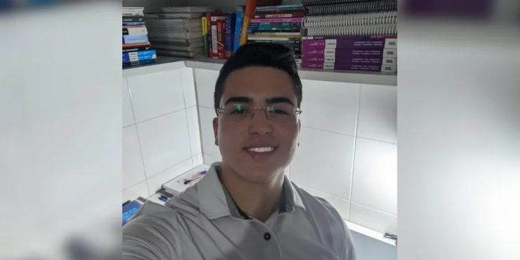 Ex-aluno da escola pública, caririense de 17 anos tira nota máxima de matemática no Enem 2023 (Foto: Arquivo pessoal)
